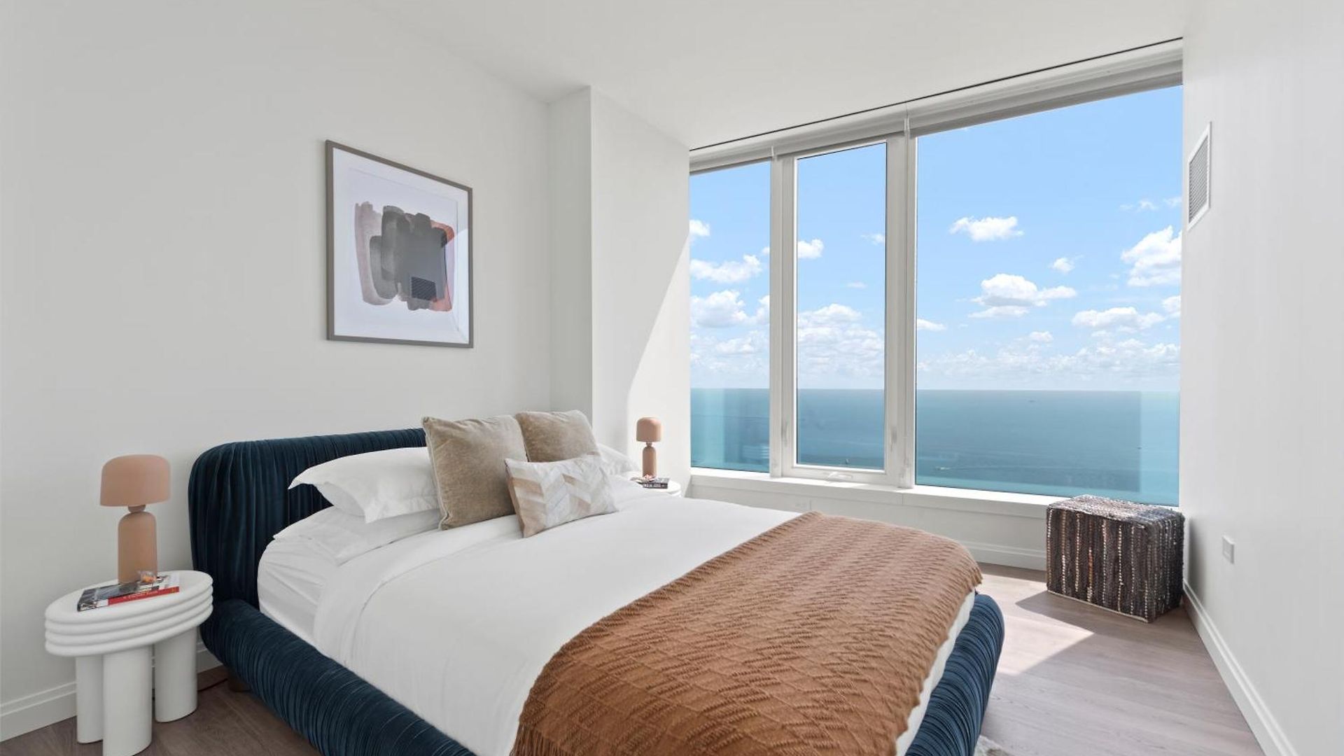 Apartment Lux Apts With Views And Amenities