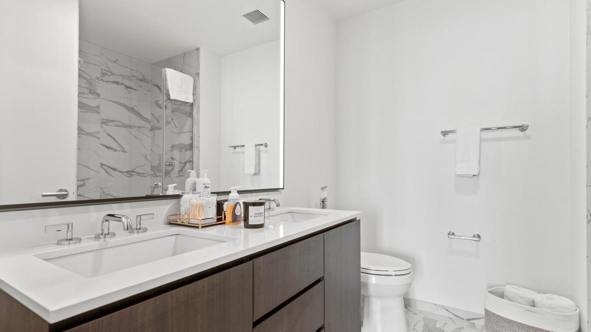 Lux Apts With Views And Amenities