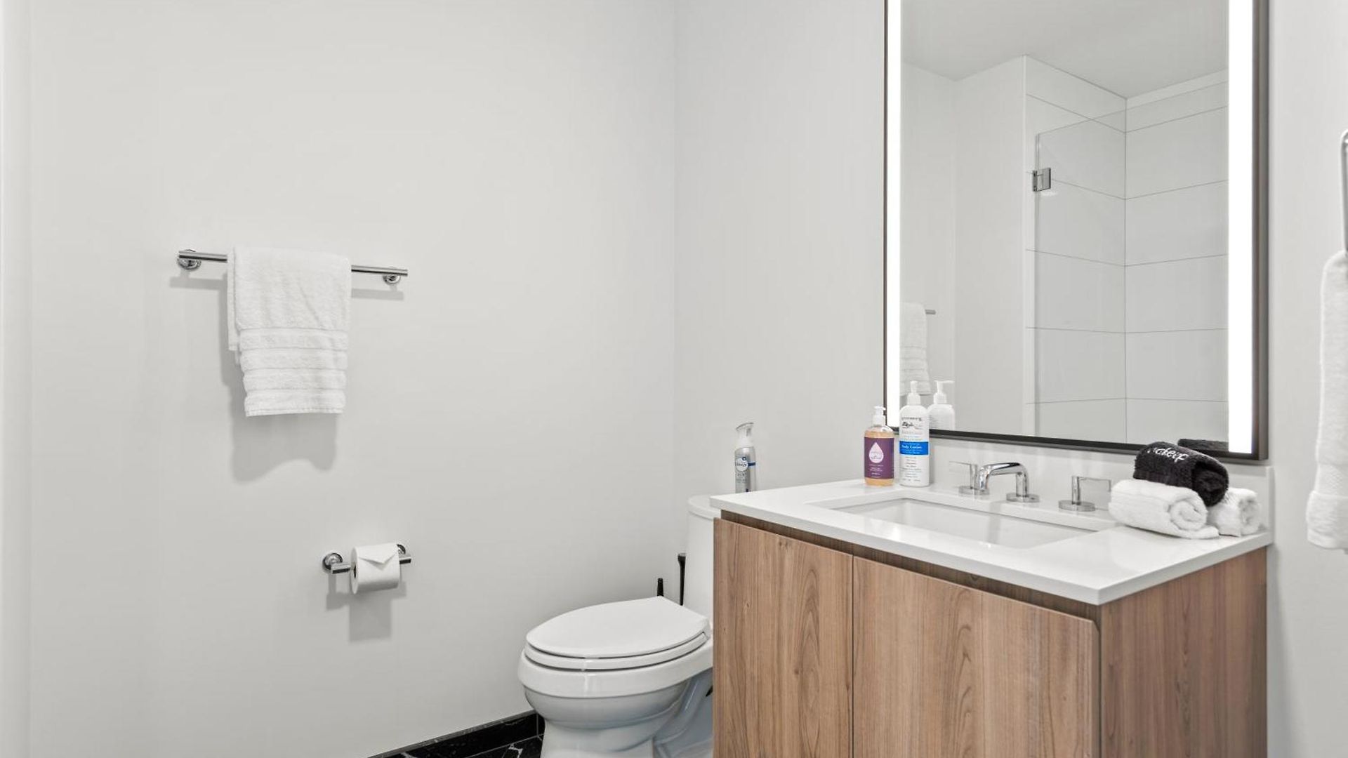 Lux Apts With Views And Amenities