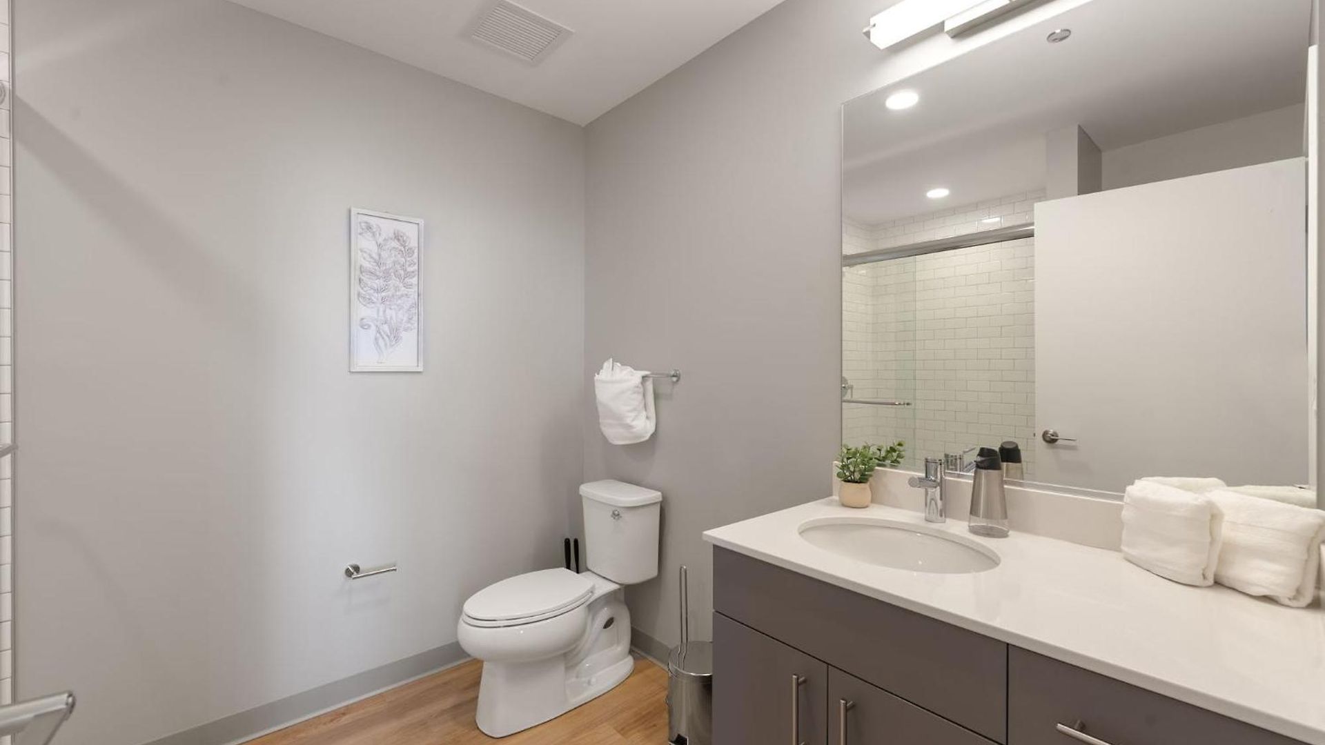 Sophisticated 4br - Modern And Luxurious *