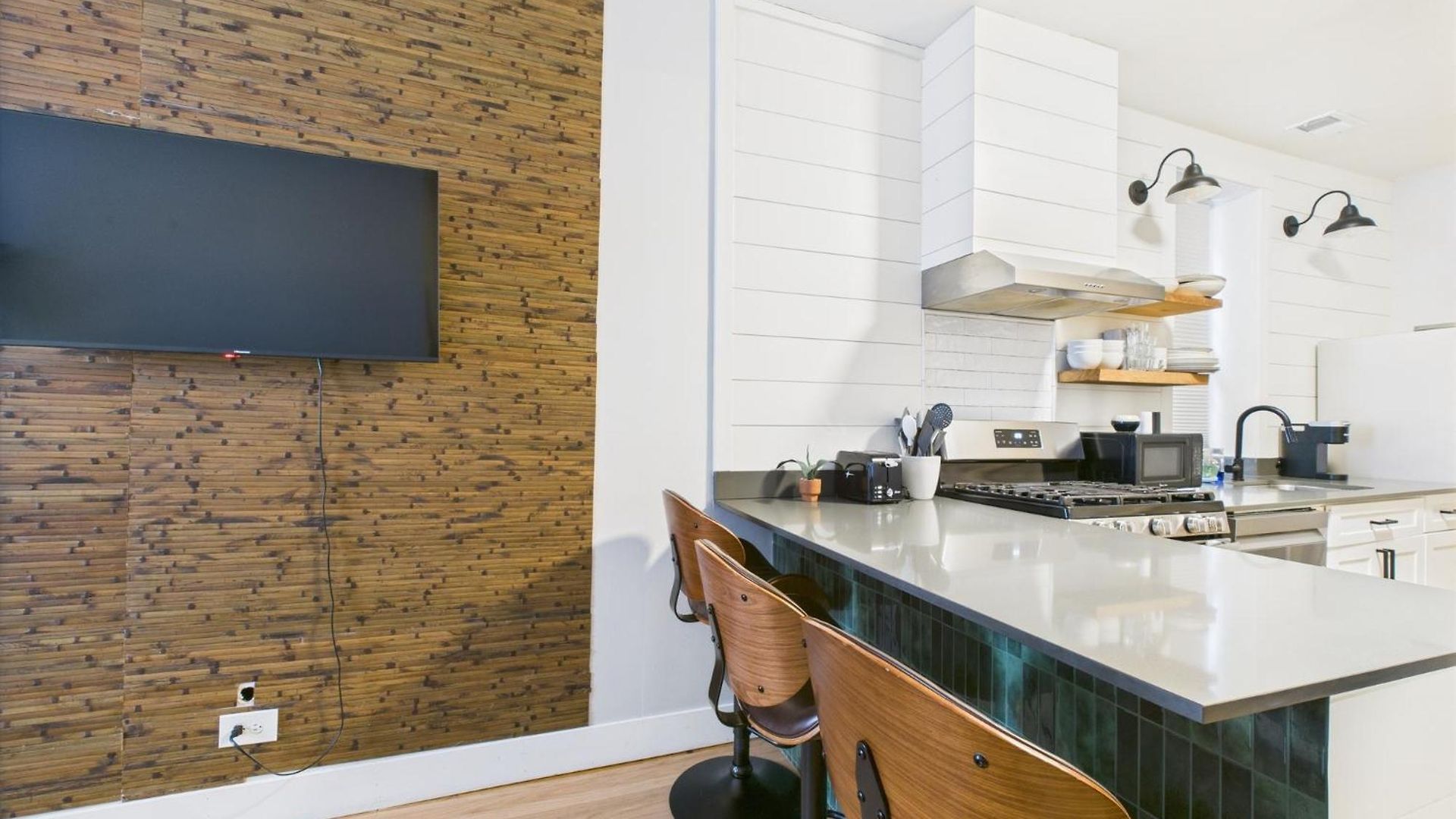 Modern 2br With Patio & Cozy Space *