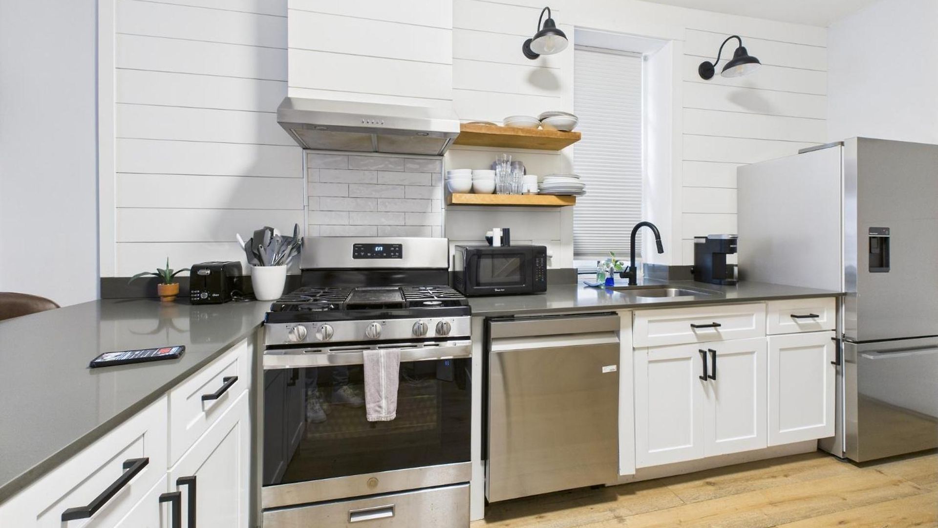 Modern 2br With Patio & Cozy Space Apartment