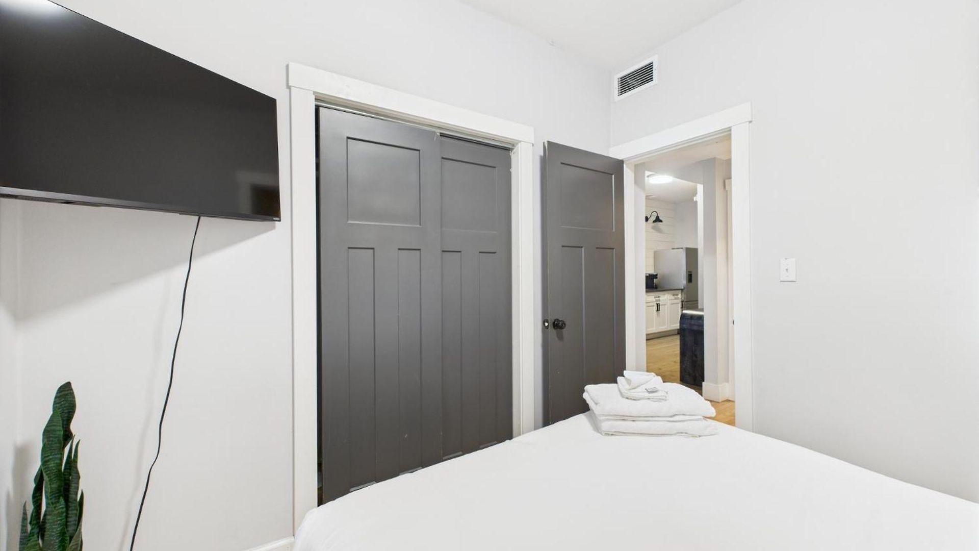 Modern 2br With Patio & Cozy Space Apartment