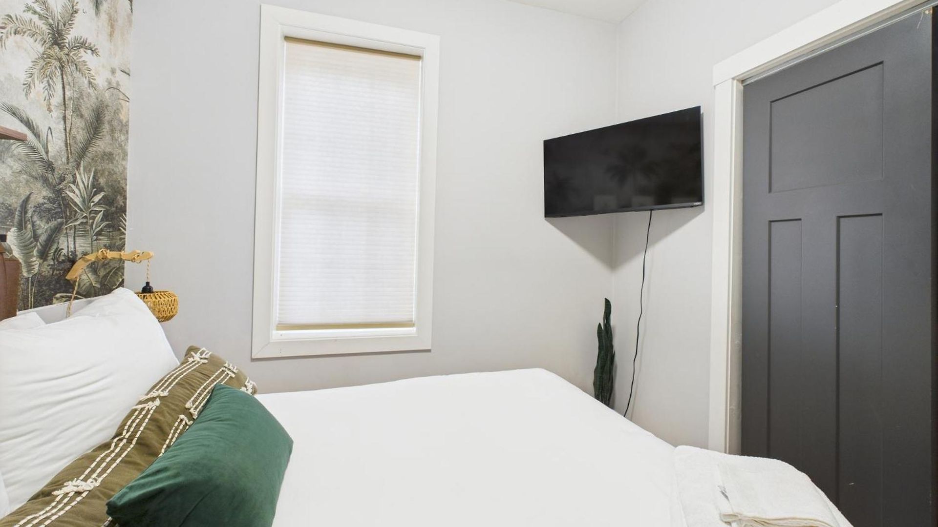 Modern 2br With Patio & Cozy Space Apartment *