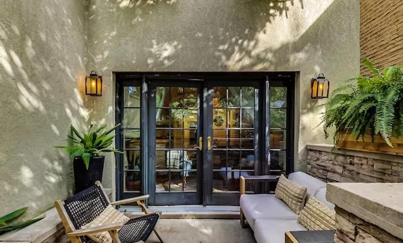 Charming Getaway With Patio Chicago