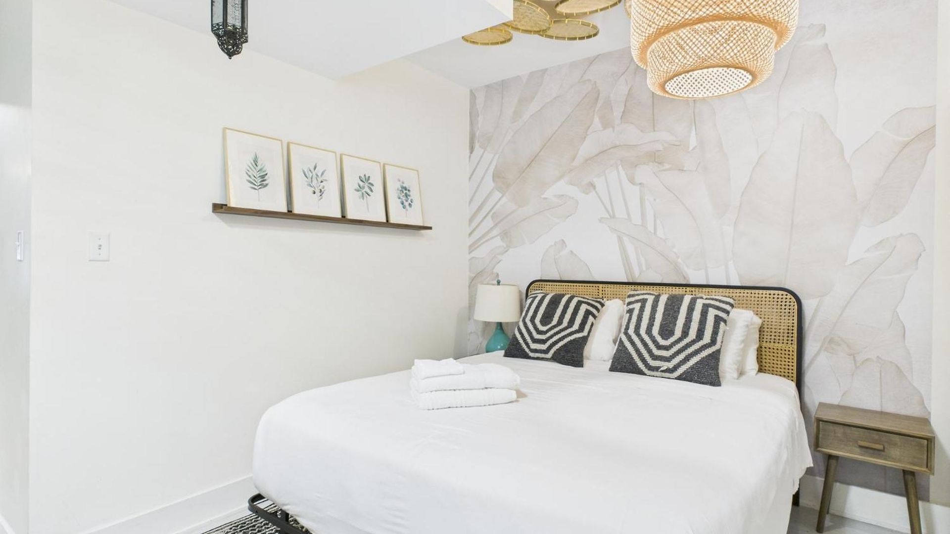 Charming Getaway With Patio Apartment