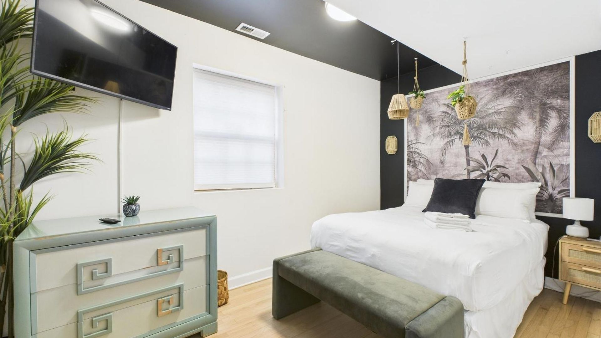 Charming Getaway With Patio Apartment *