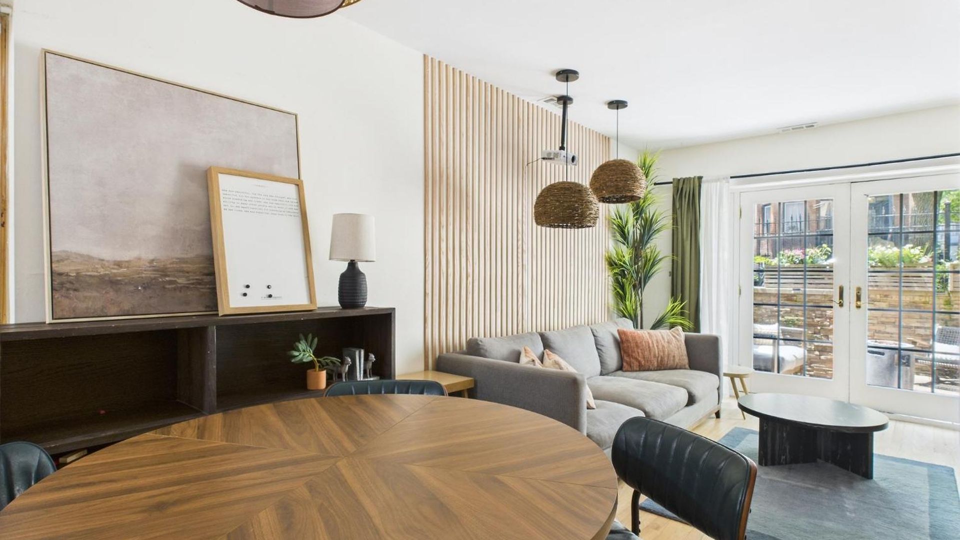 Charming Getaway With Patio Apartment Chicago