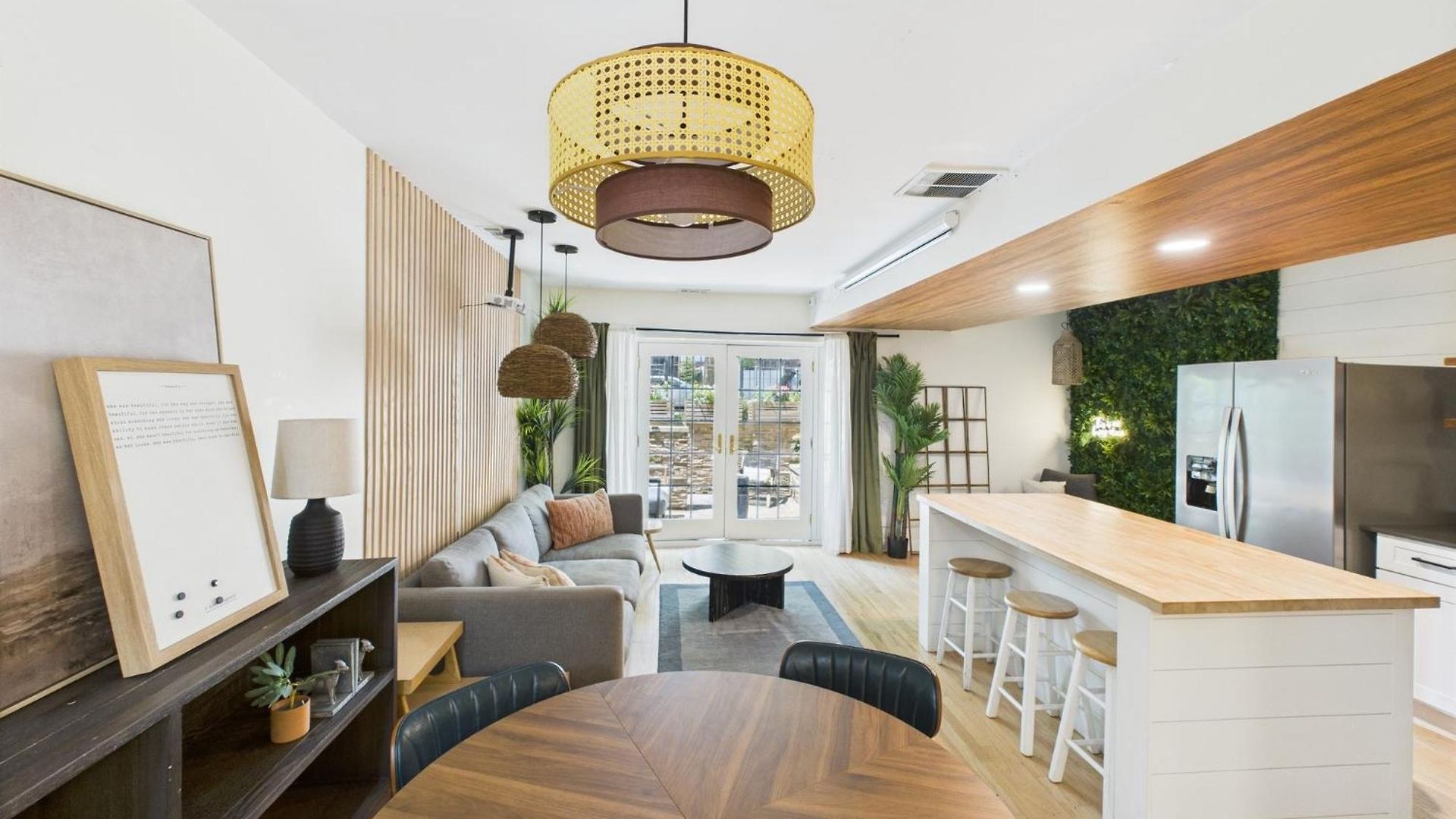 Charming Getaway With Patio Apartment