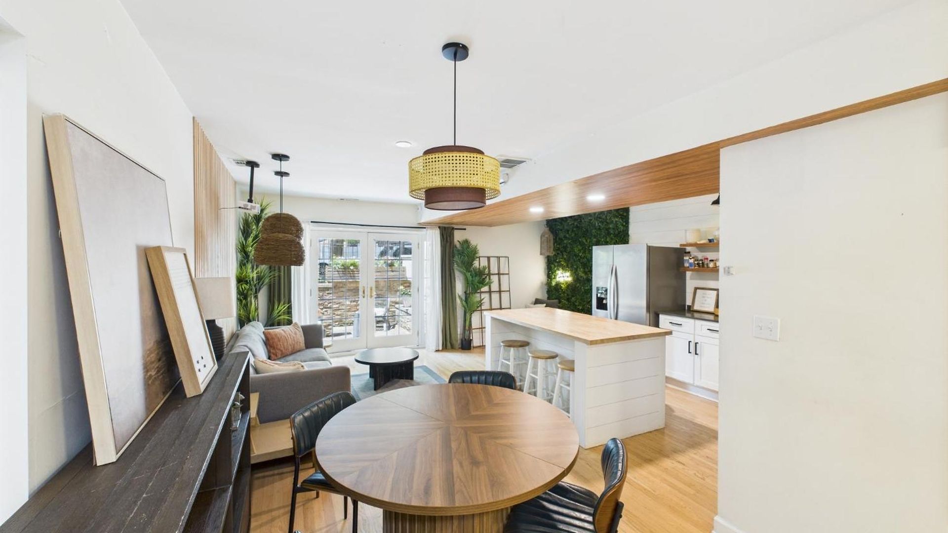 Charming Getaway With Patio Apartment