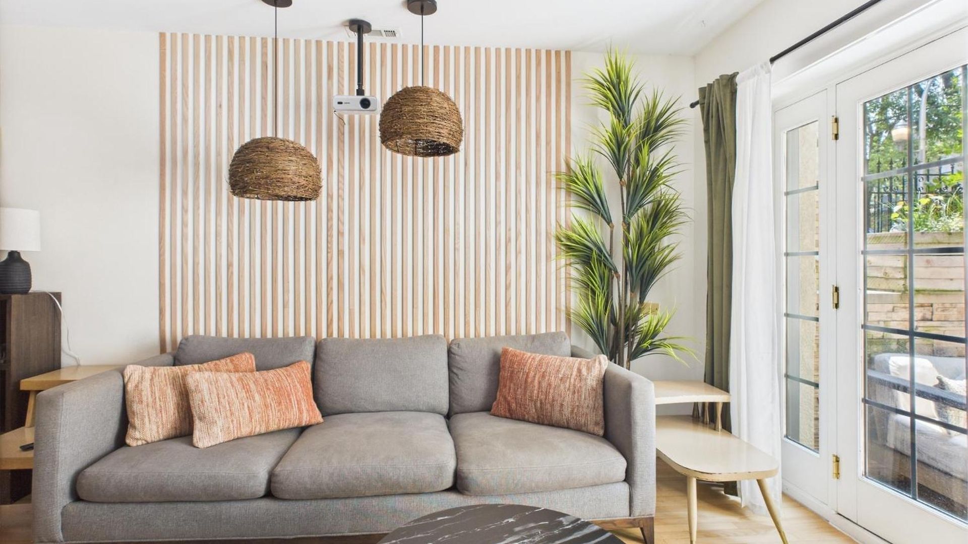 Charming Getaway With Patio Apartment Chicago
