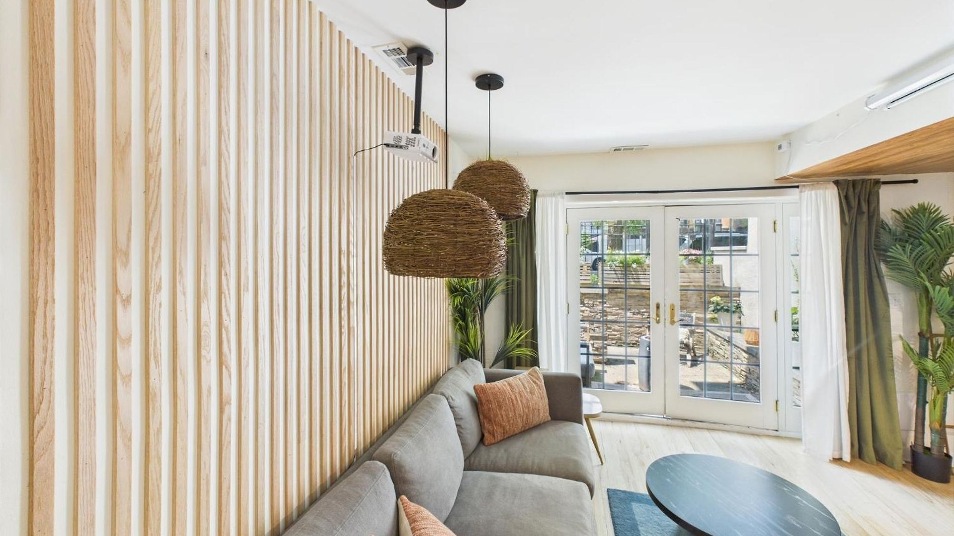 Charming Getaway With Patio Apartment Chicago