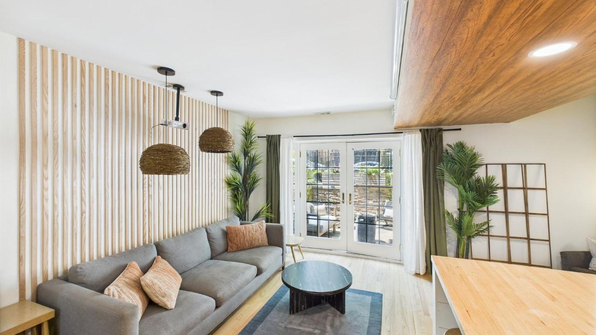 Charming Getaway With Patio Chicago