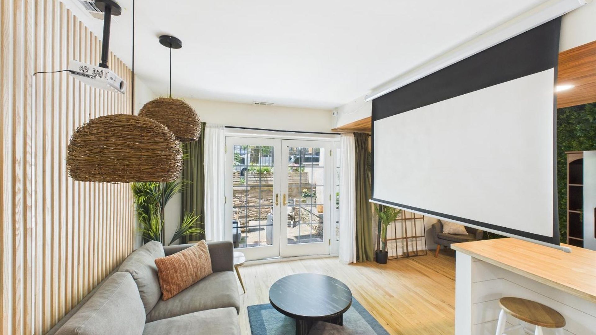 Charming Getaway With Patio Apartment Chicago