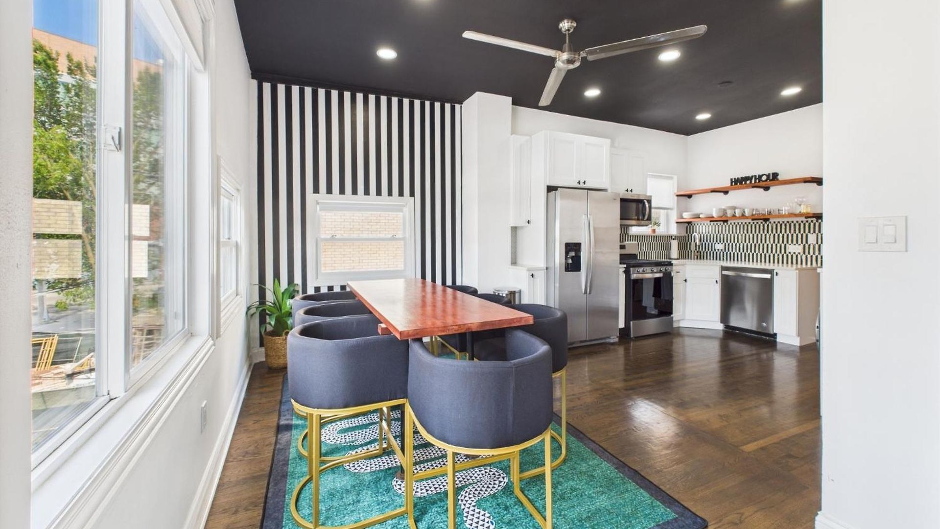 Wrigleyville Gem With Hidden Bar & Vintage Charm Apartment *
