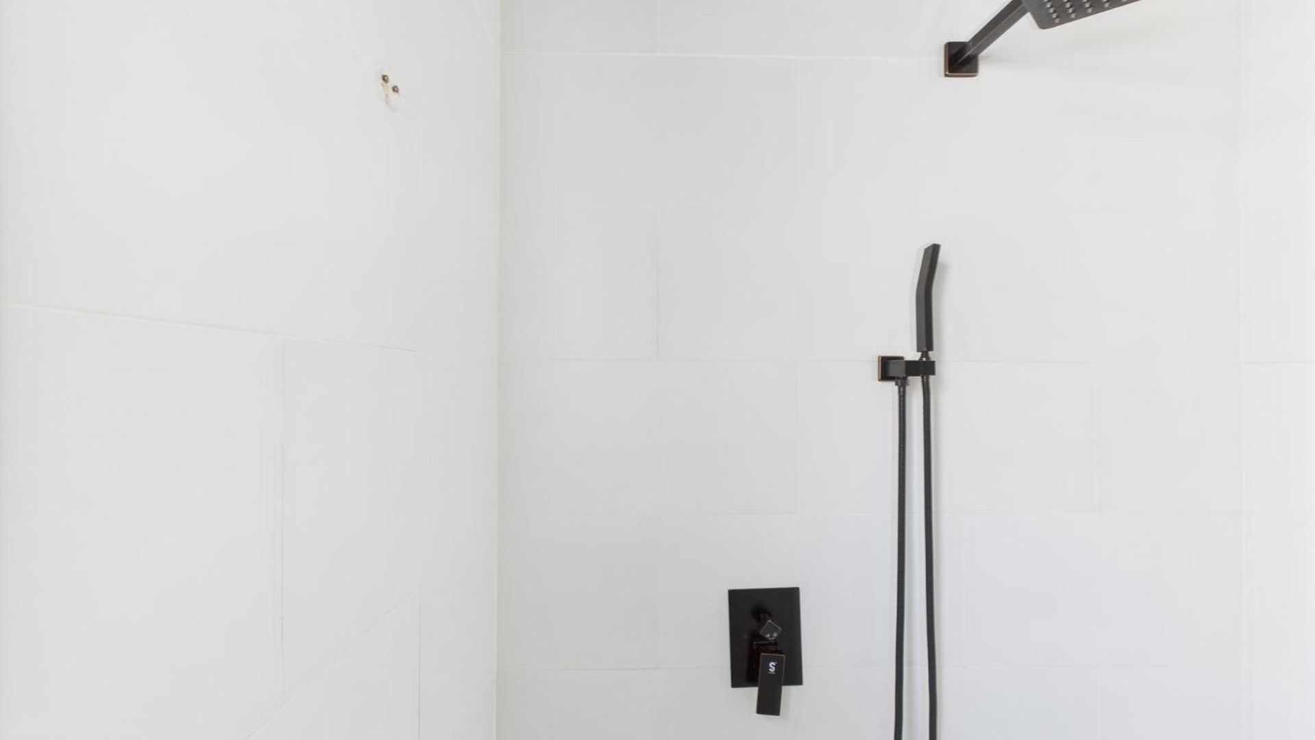 Apartment Wrigleyville Gem With Hidden Bar & Vintage Charm *