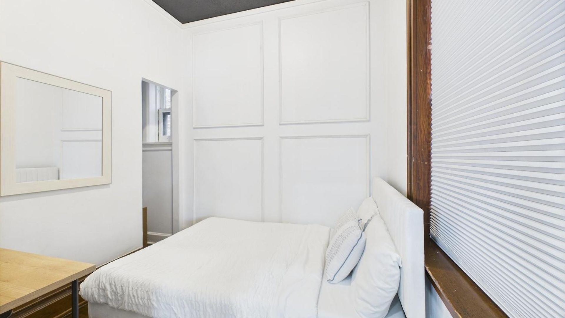 Apartment Wrigleyville Gem With Hidden Bar & Vintage Charm *