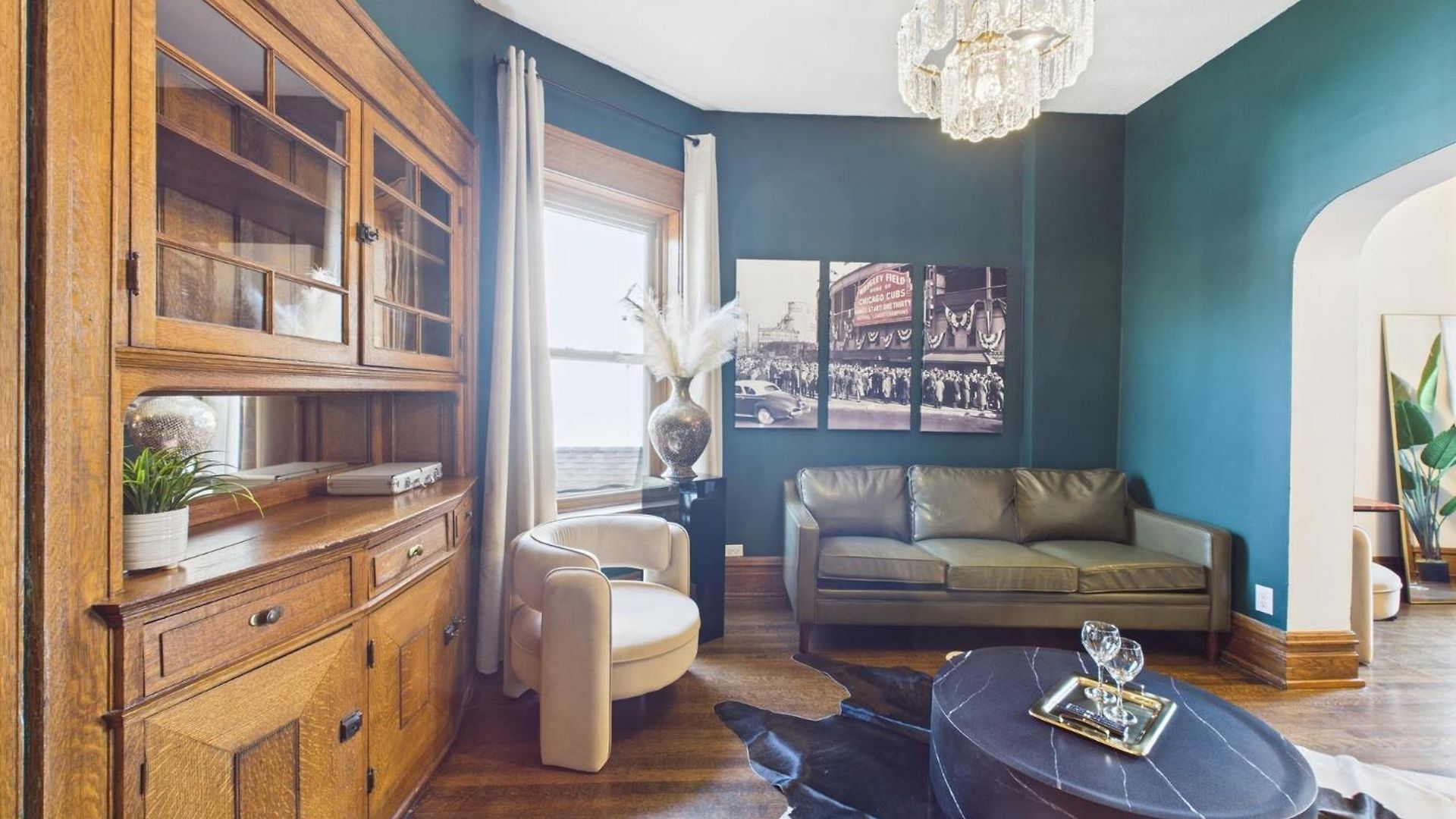 Wrigleyville Gem With Hidden Bar & Vintage Charm Apartment *