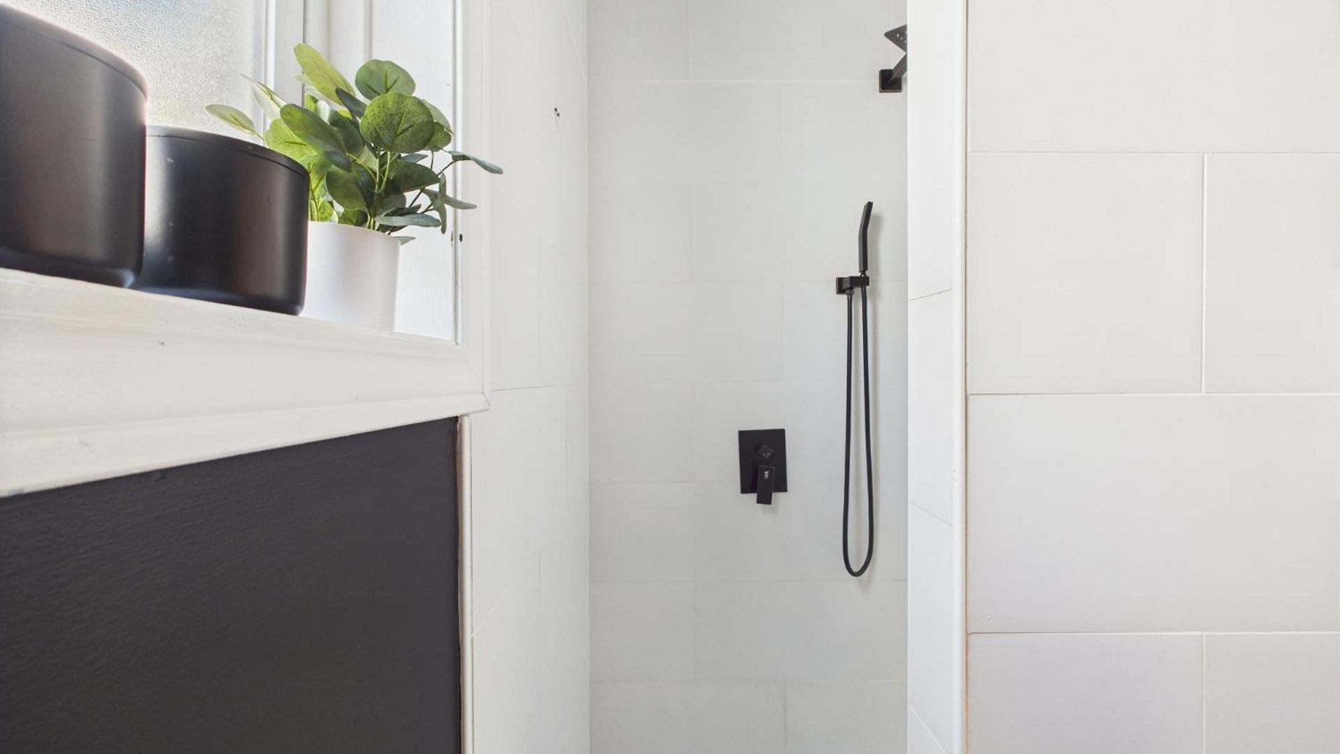 Apartment Wrigleyville Gem With Hidden Bar & Vintage Charm *