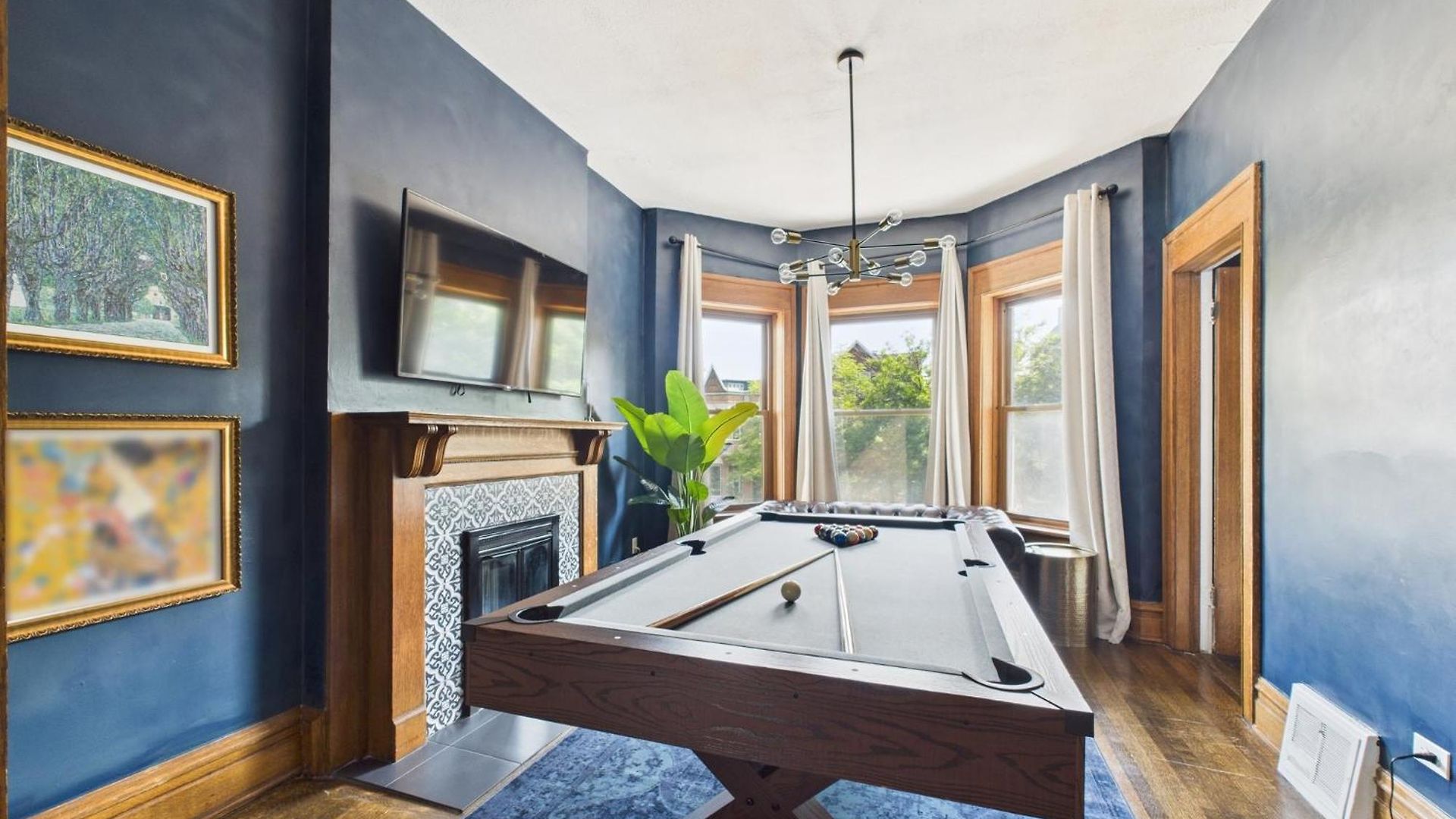 Wrigleyville Gem With Hidden Bar & Vintage Charm