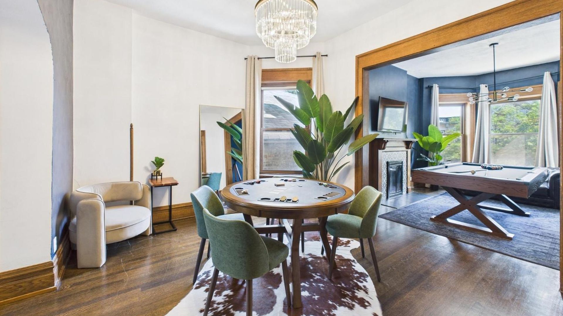 Apartment Wrigleyville Gem With Hidden Bar & Vintage Charm
