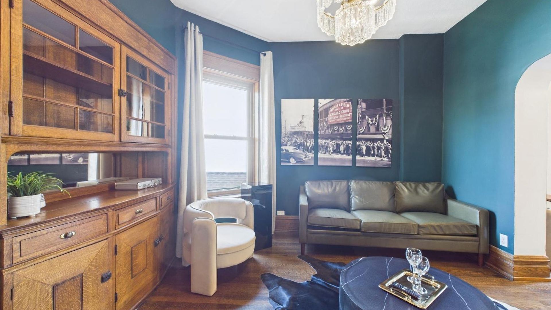 Wrigleyville Gem With Hidden Bar & Vintage Charm Apartment Chicago