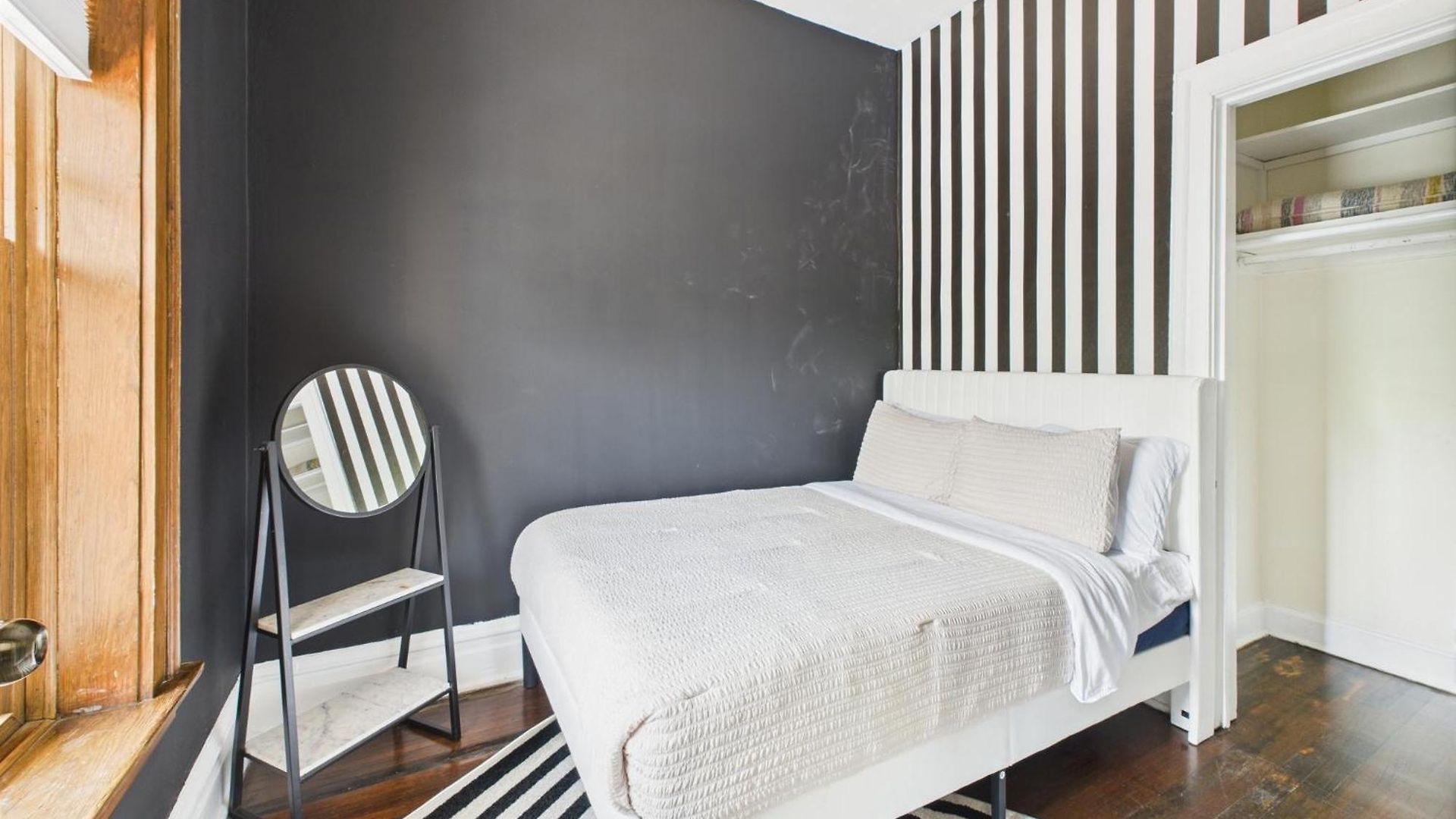Apartment Wrigleyville Gem With Hidden Bar & Vintage Charm *