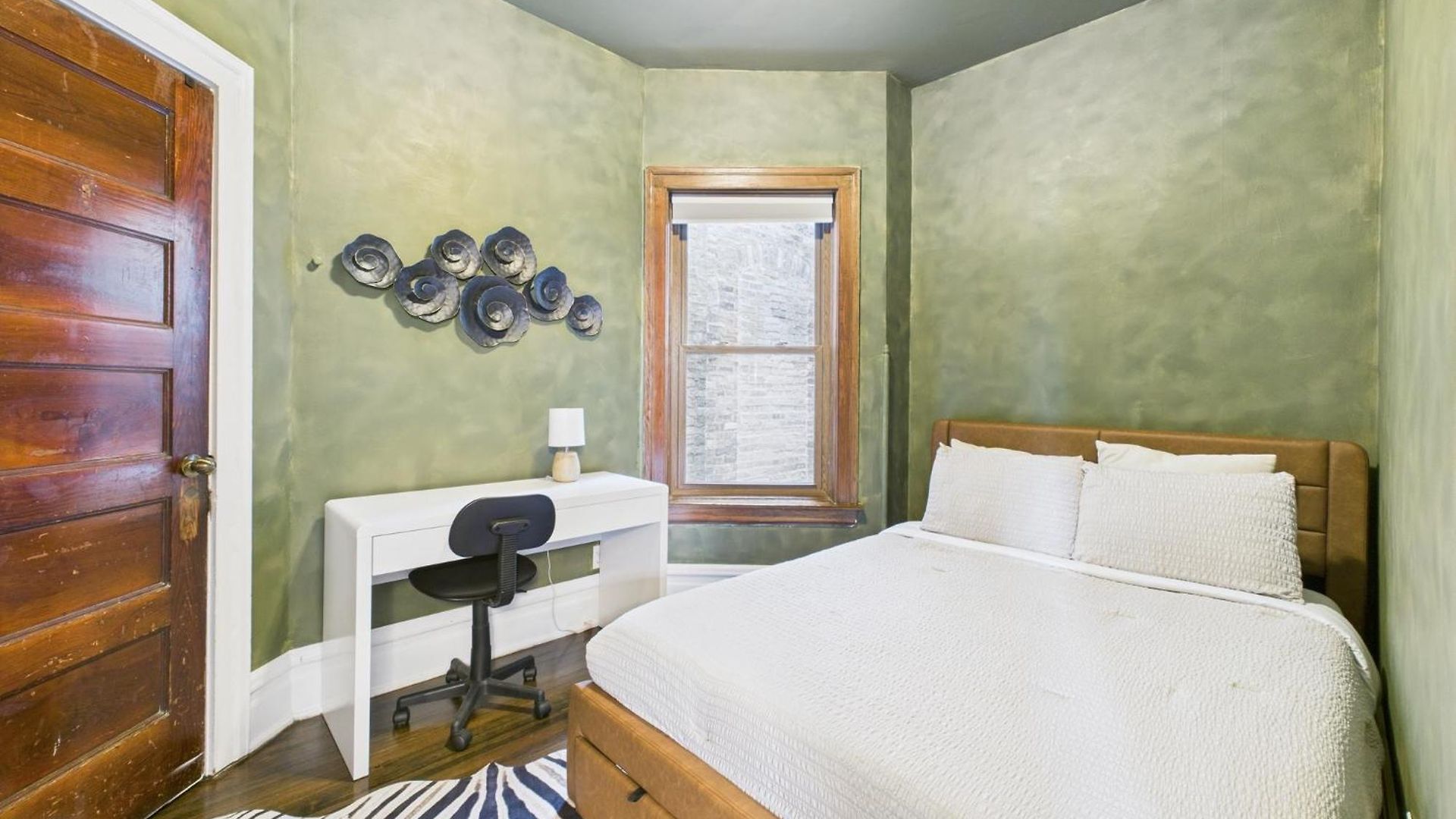 Apartment Wrigleyville Gem With Hidden Bar & Vintage Charm Chicago