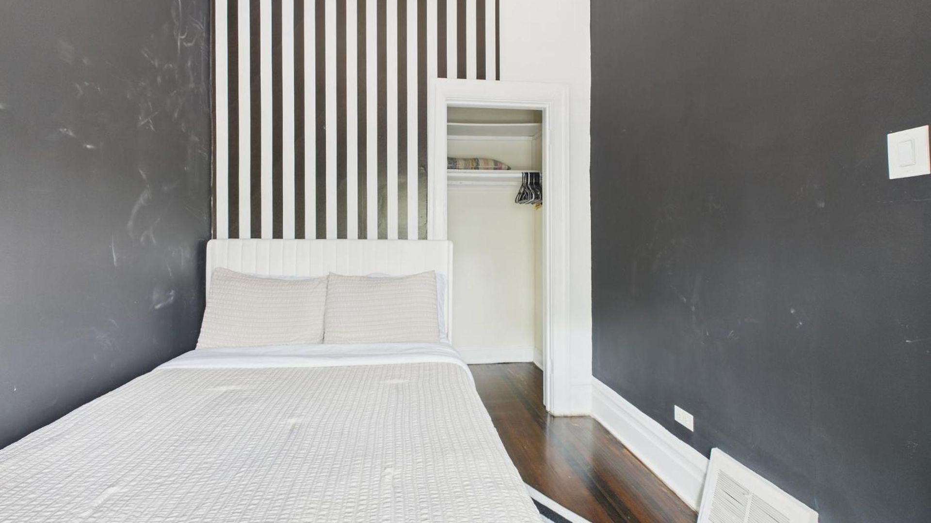 Apartment Wrigleyville Gem With Hidden Bar & Vintage Charm