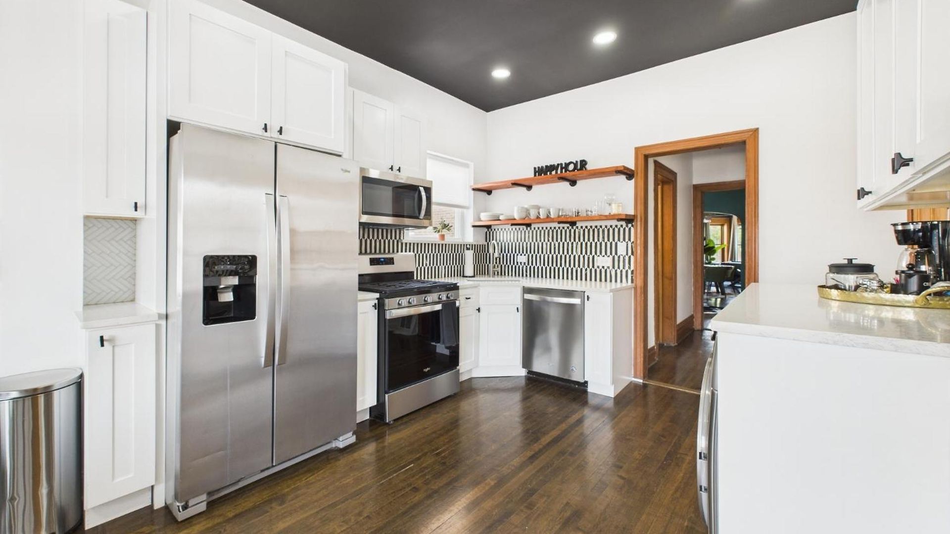 Apartment Wrigleyville Gem With Hidden Bar & Vintage Charm Chicago
