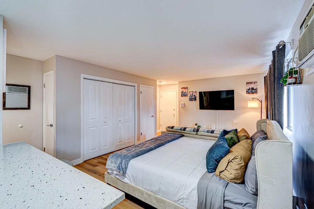 Luxury King Bed • Remodeled Safe Chicago Condo