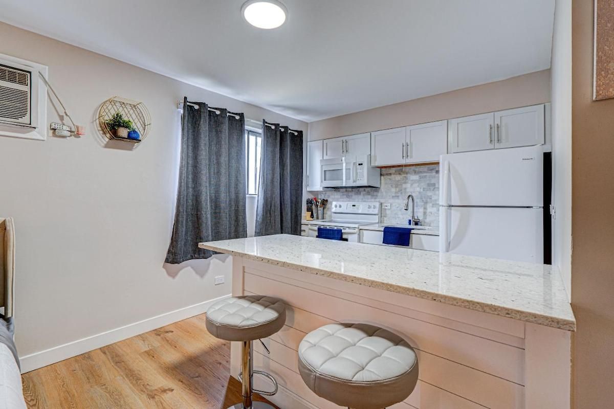 Luxury King Bed • Remodeled Safe Chicago Condo Apartment