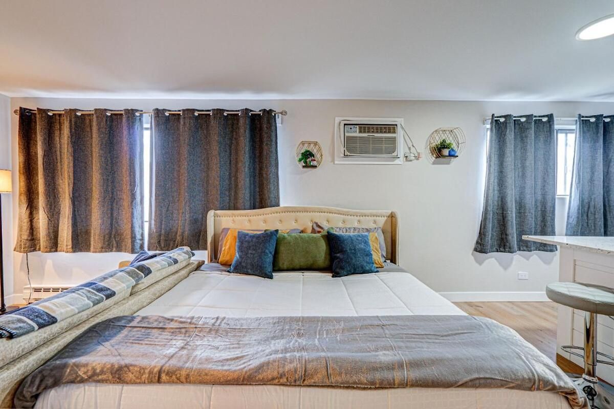 Luxury King Bed • Remodeled Safe Chicago Condo Apartment *