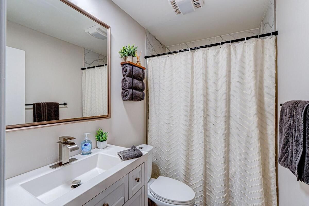 Apartment Luxury King Bed • Remodeled Safe Chicago Condo Chicago
