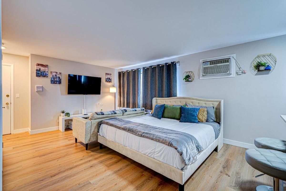 Luxury King Bed • Remodeled Safe Chicago Condo * Chicago