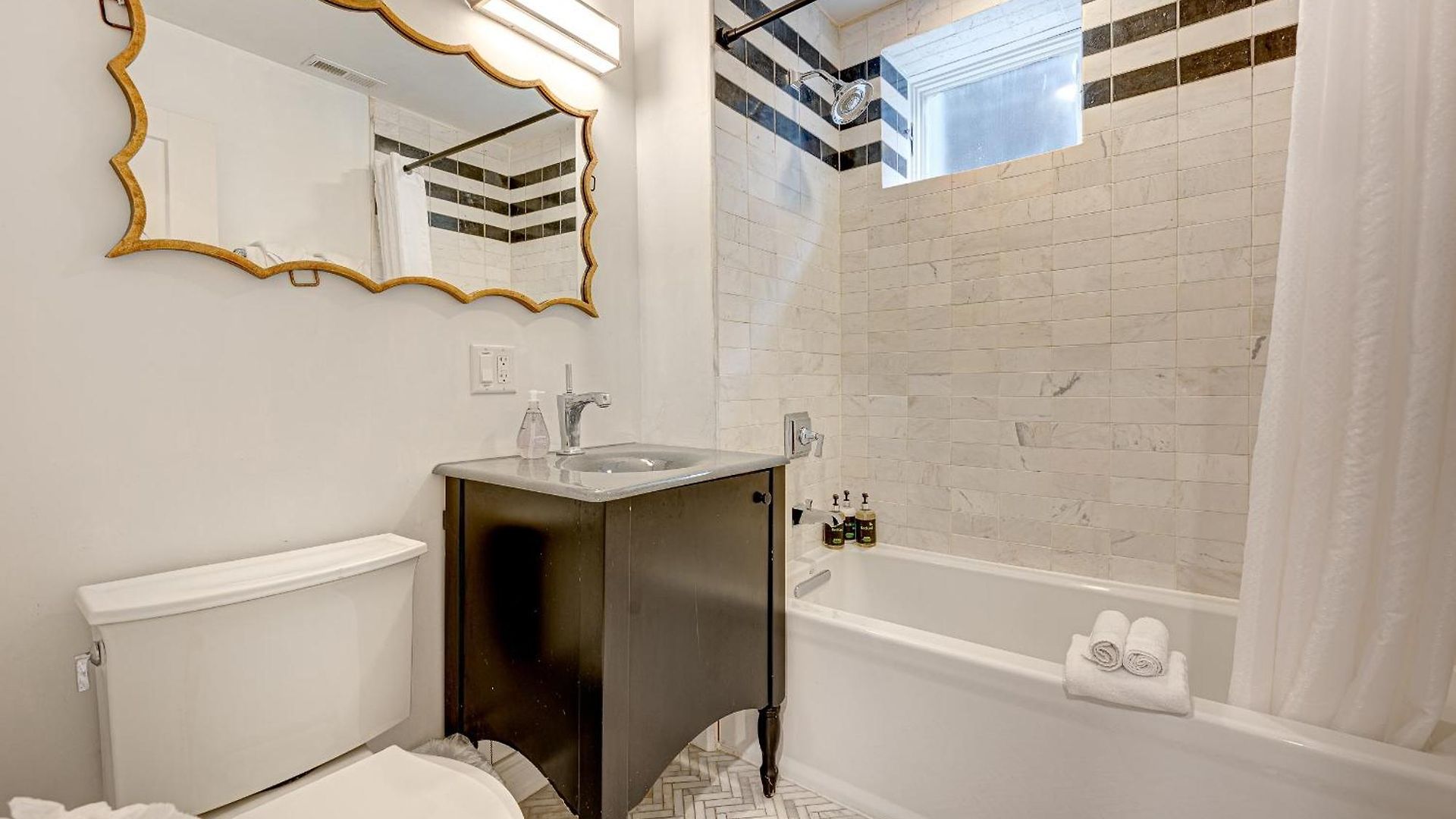 Large With Outdoor Deck In Historic District * Chicago