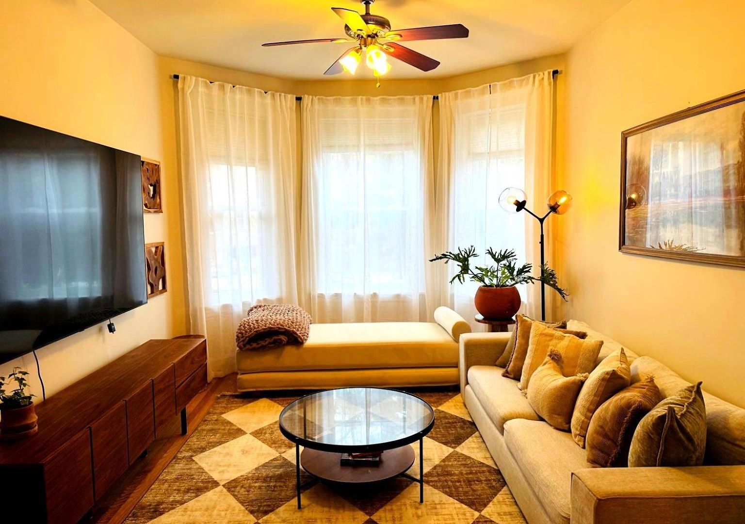 Stunning 3 Bedrooms 2 Bathrooms Getaway Chicago! *