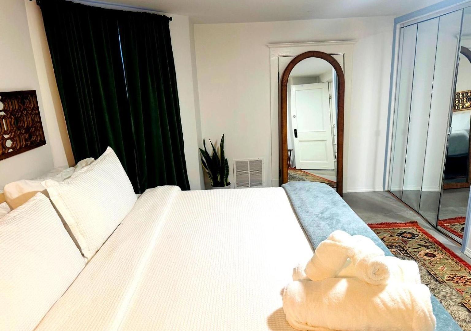 Stunning 3 Bedrooms 2 Bathrooms Getaway Chicago! Chicago