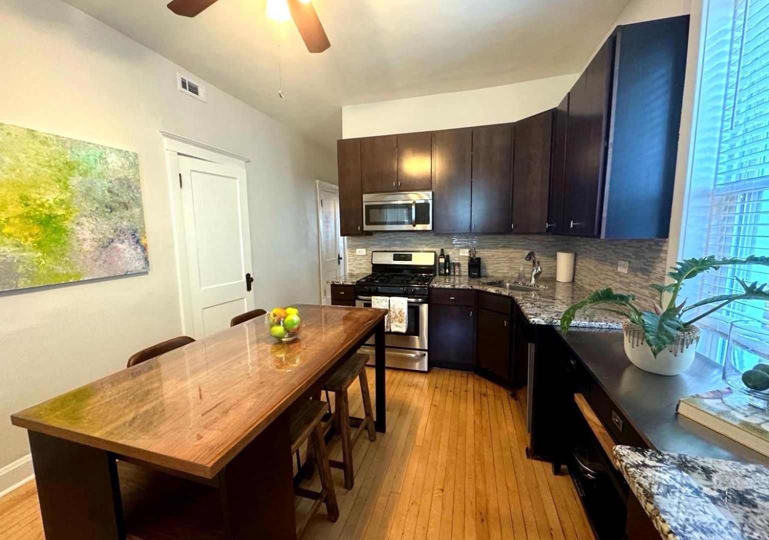 Stunning 3 Bedrooms 2 Bathrooms Getaway Chicago!