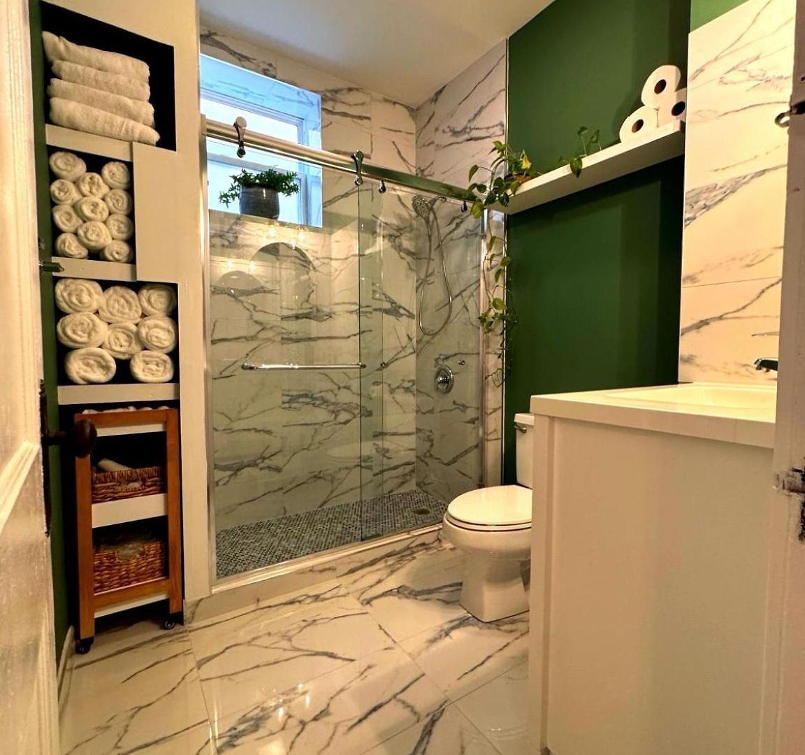 Stunning 3 Bedrooms 2 Bathrooms Getaway Chicago!