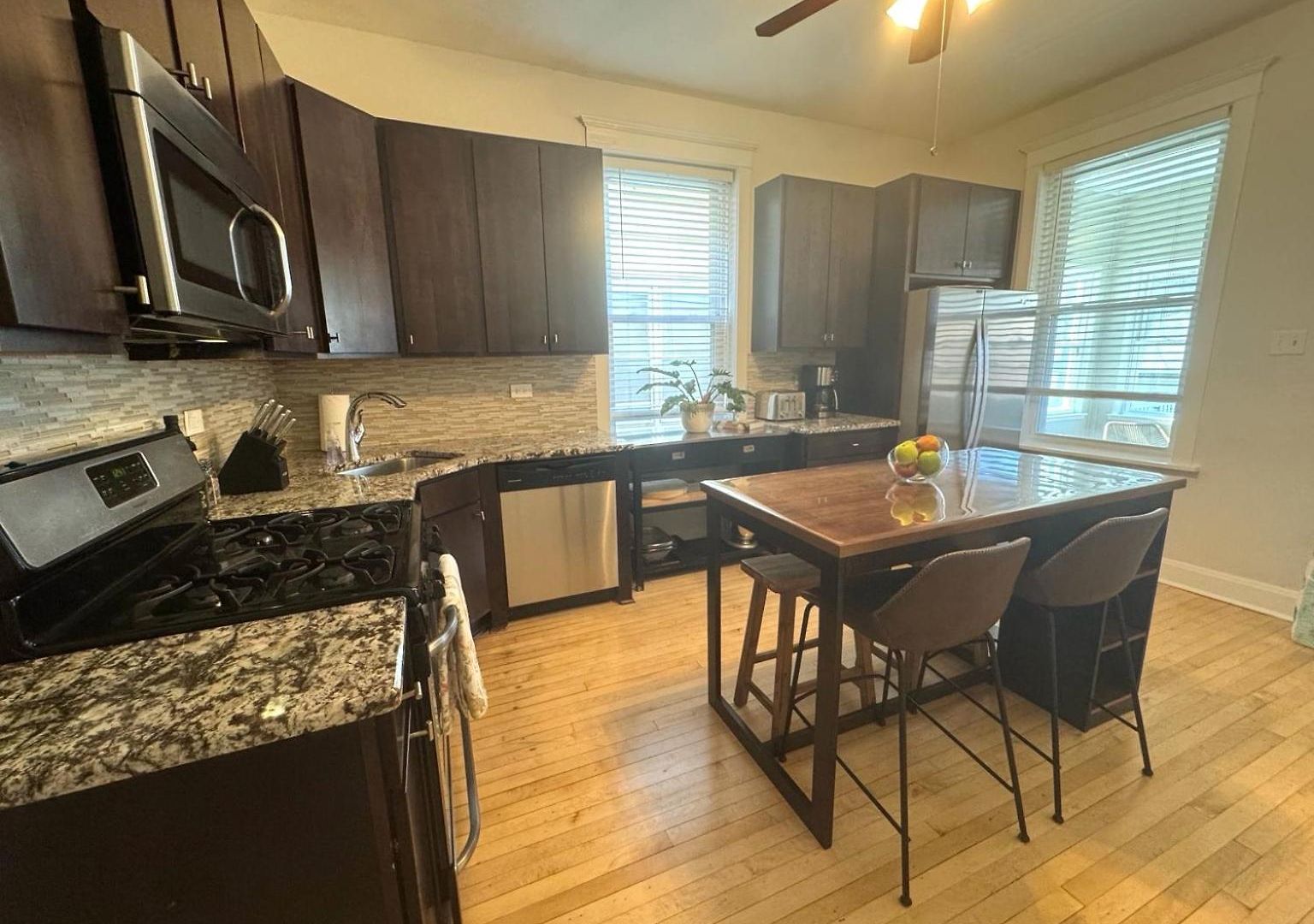 Stunning 3 Bedrooms 2 Bathrooms Getaway Chicago!