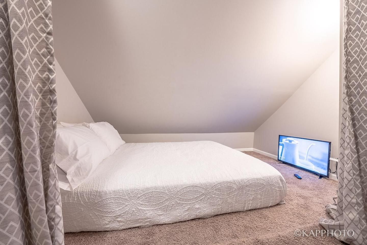 Entire Private Apartment, Near Downtown - Free Parking Apartment Chicago