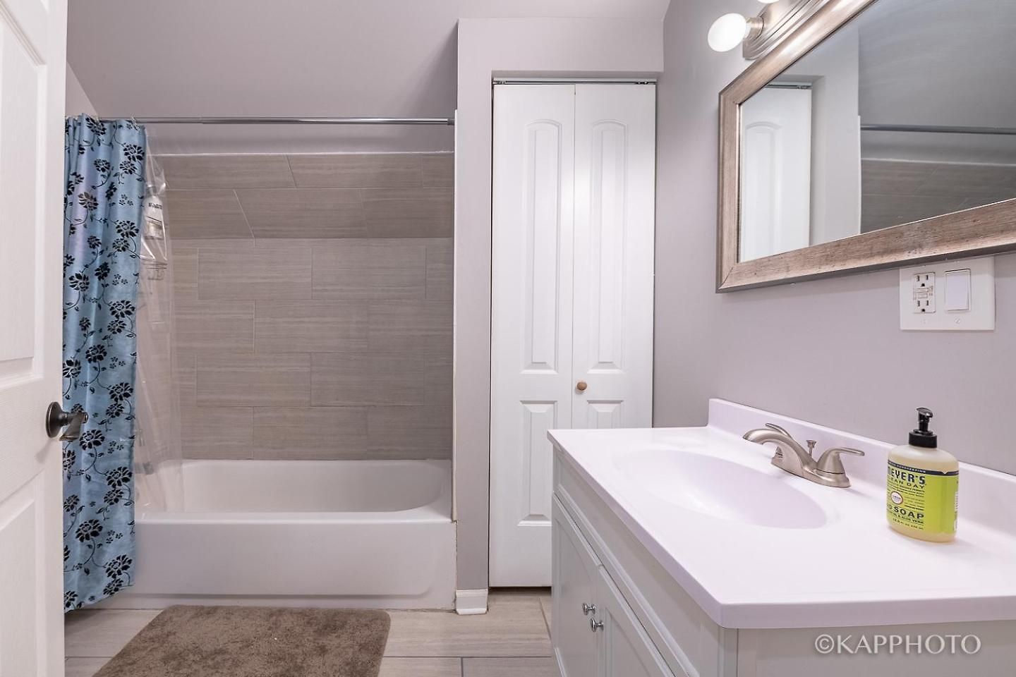Entire Private Apartment, Near Downtown - Free Parking *