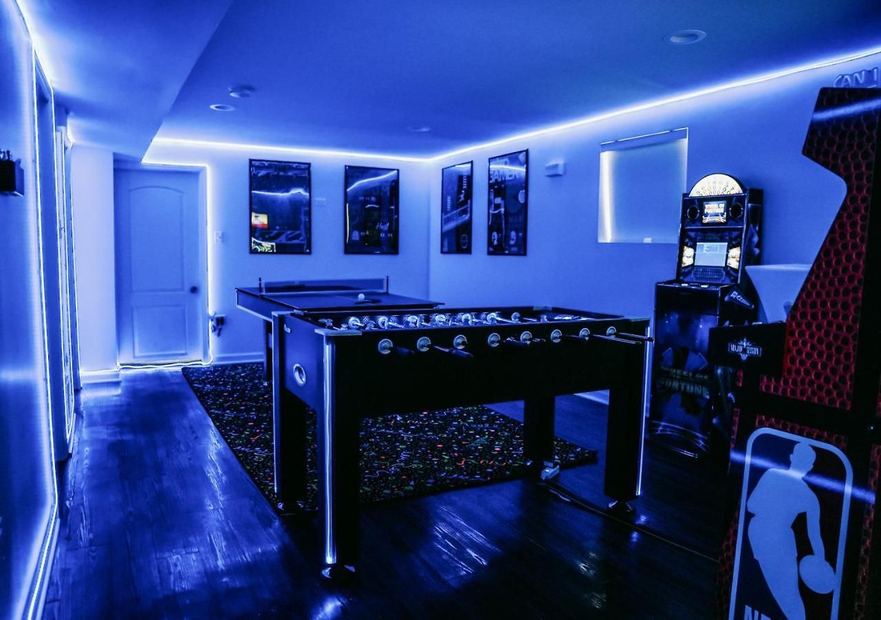 Sleeps 18 • 8br • Game • Gym • Theater * Chicago