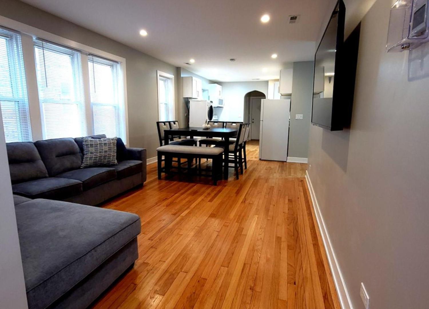 Beautiful 4 Bedroom 2 Bathroom Near Everything Apartment *