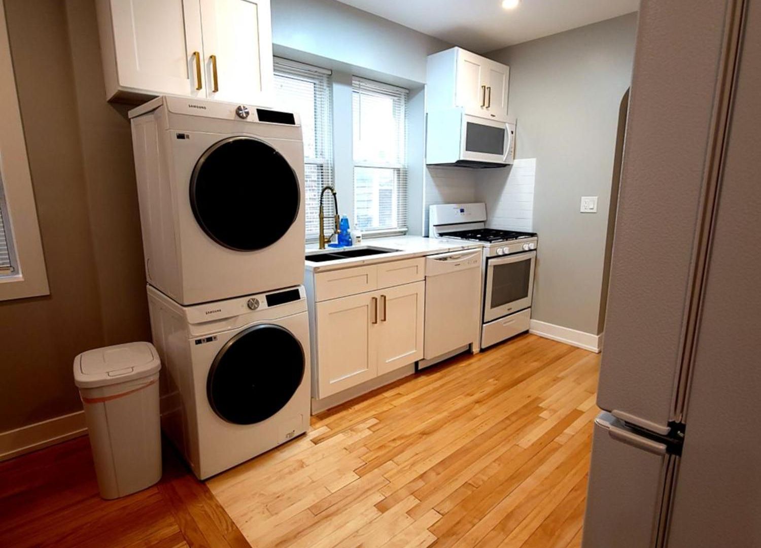 Beautiful 4 Bedroom 2 Bathroom Near Everything Apartment