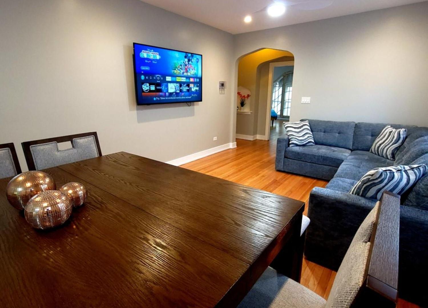Beautiful 4 Bedroom 2 Bathroom Near Everything Chicago