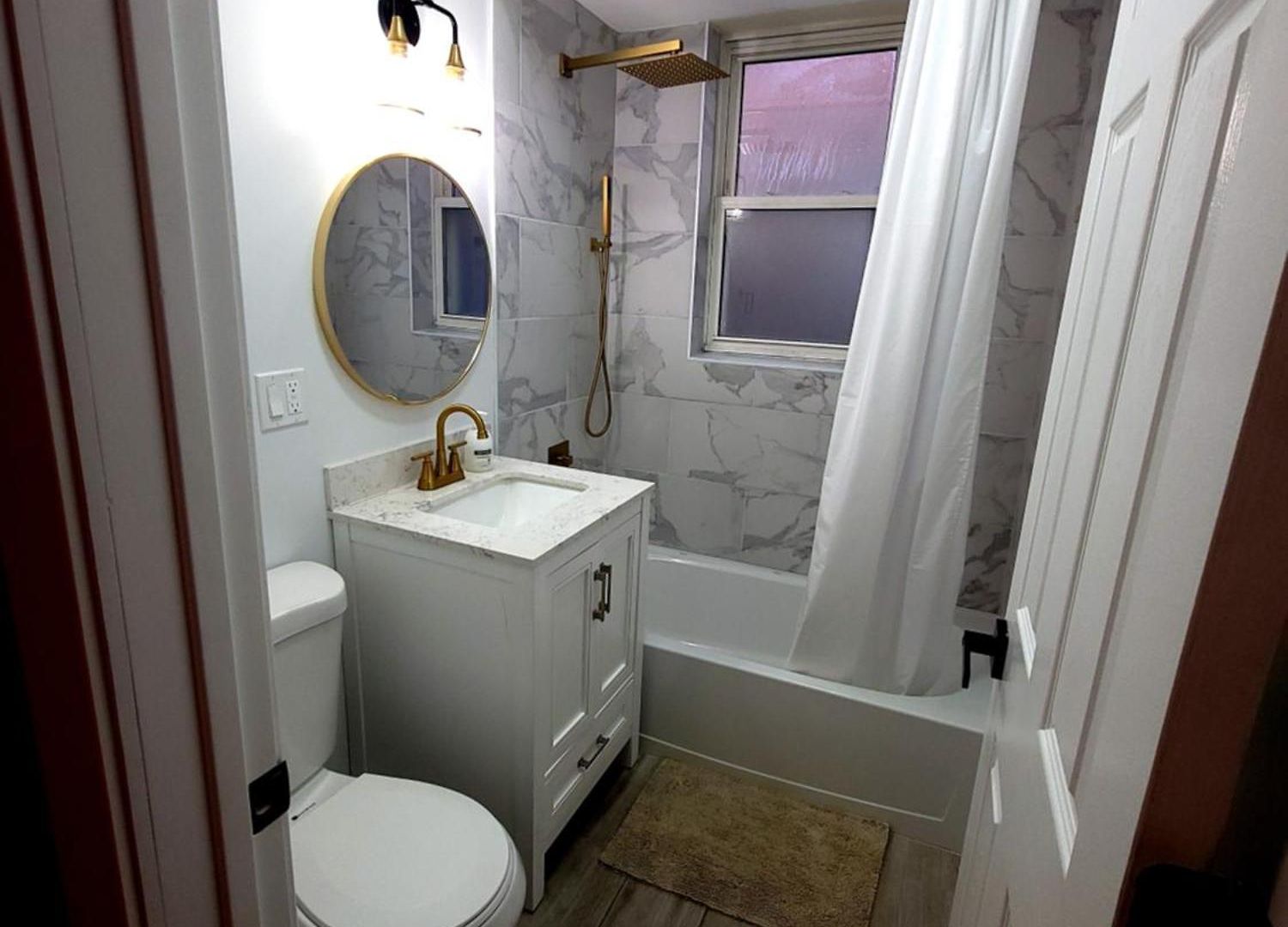 Beautiful 4 Bedroom 2 Bathroom Near Everything Apartment