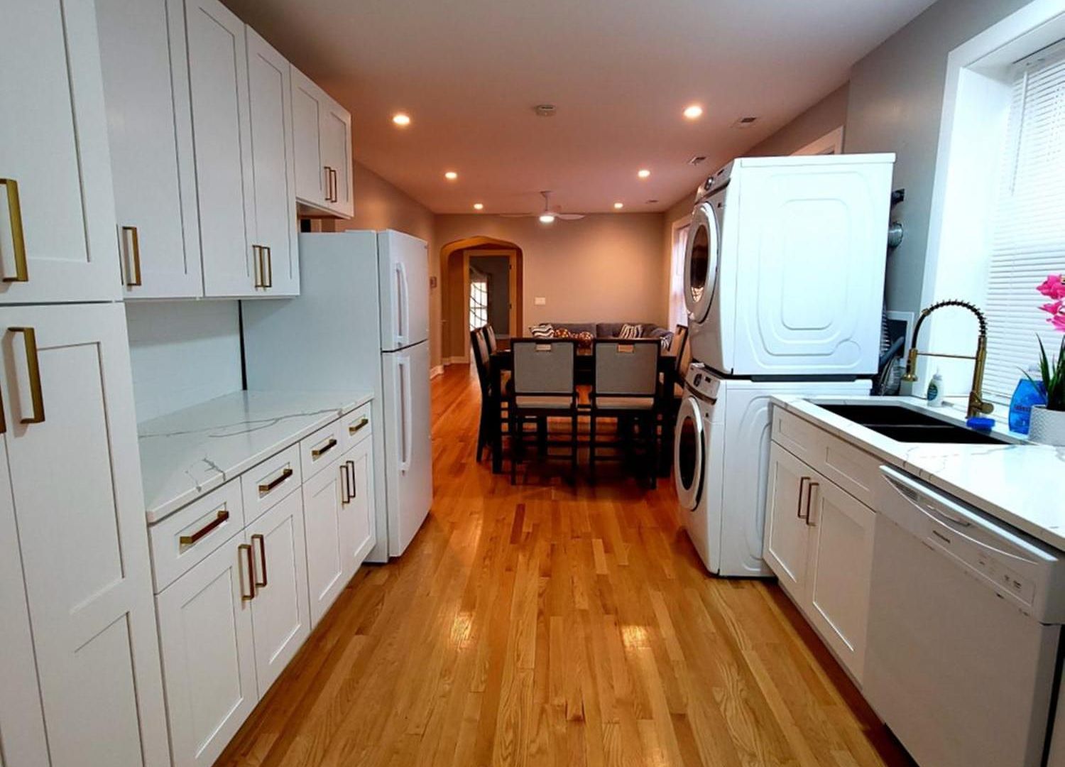 Beautiful 4 Bedroom 2 Bathroom Near Everything * Chicago