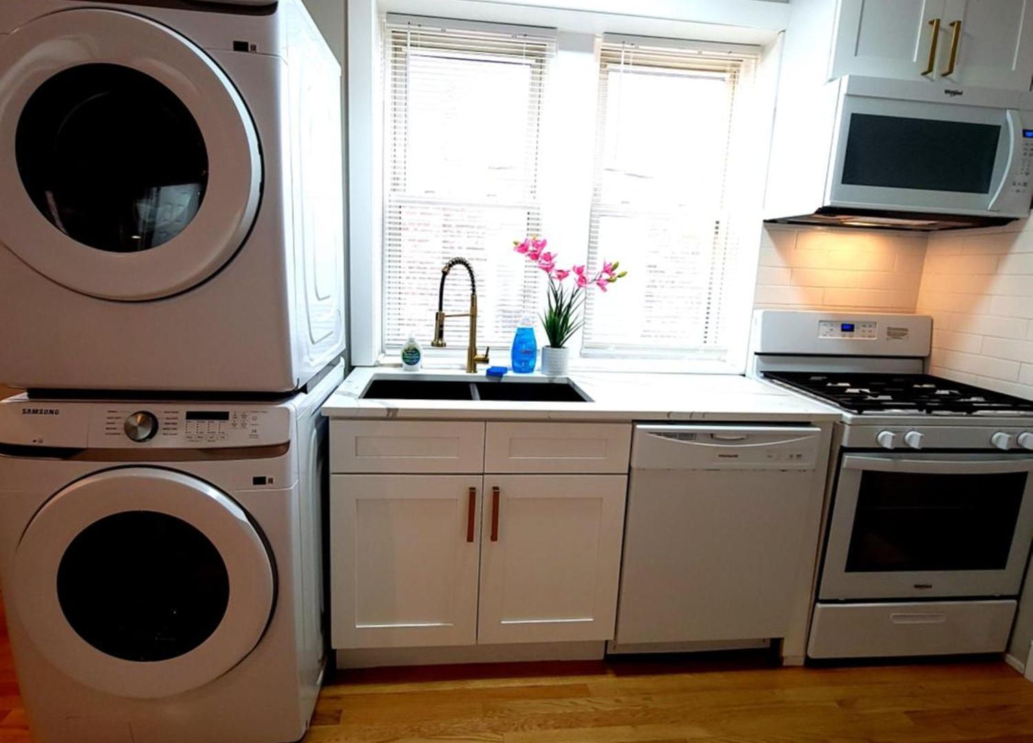 Beautiful 4 Bedroom 2 Bathroom Near Everything *